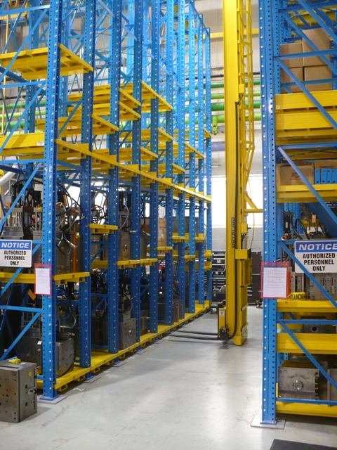 Stacker Crane System with Adjustable Pallets