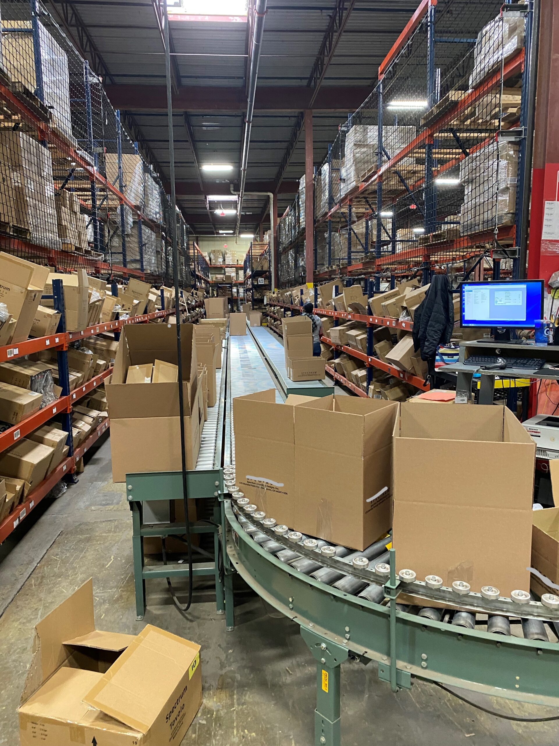 Pick Module with Belt-Driven Conveyor and Carton Flow for Product Picking on each side